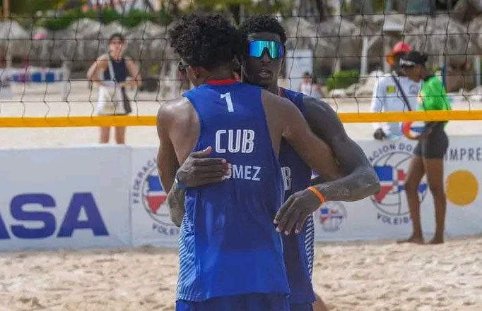 1001 damian gomez y eblis veranes voli playa.jpeg