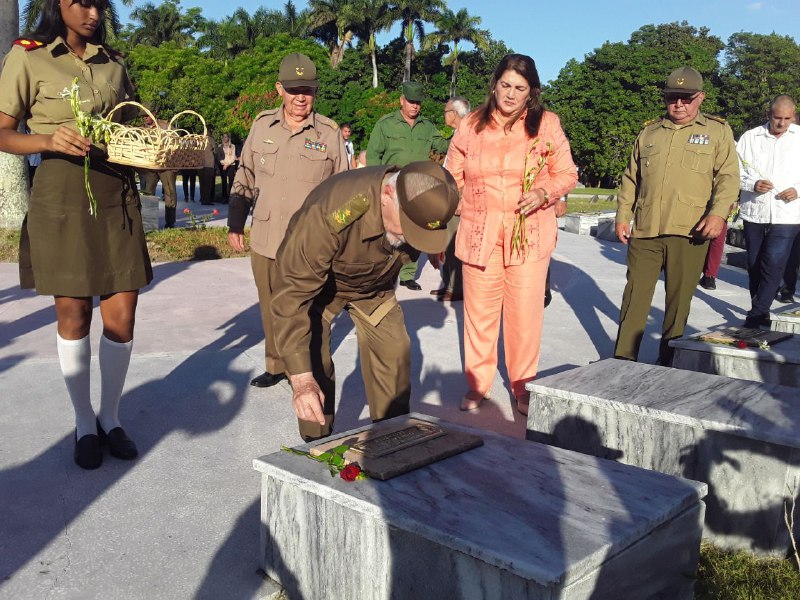 Preside Ramiro Valdés inhumación de restos de combatientes