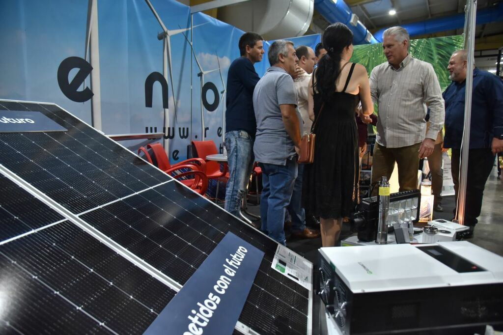 Asisten Díaz-Canel y Marrero a Feria de Energías Renovables