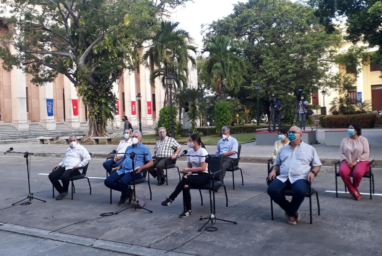 Díaz-Canel comparte con jóvenes en la Universidad de La Habana