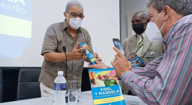 Presentan el libro: Fidel y Mandela, una entrañable amistad