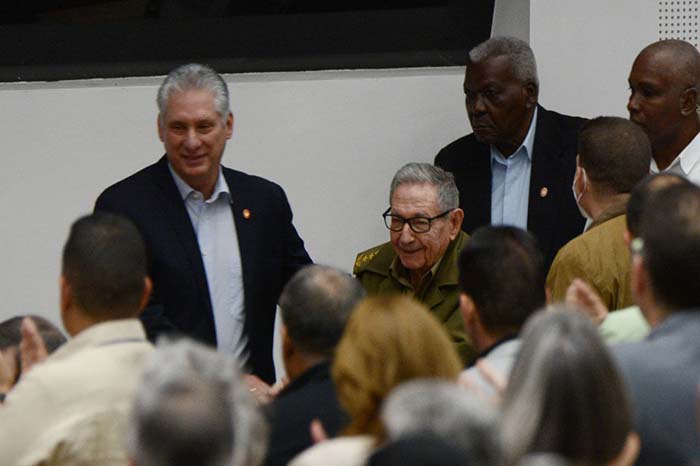 Raúl y Díaz- Canel en segunda jornada de Sesiones del Parlamento