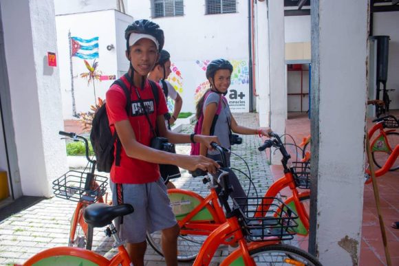 Actividades como la Fotocleta se realizan para el disfrute de los adolescentes. Foto: Centro A+ Espacios Adolescentes.