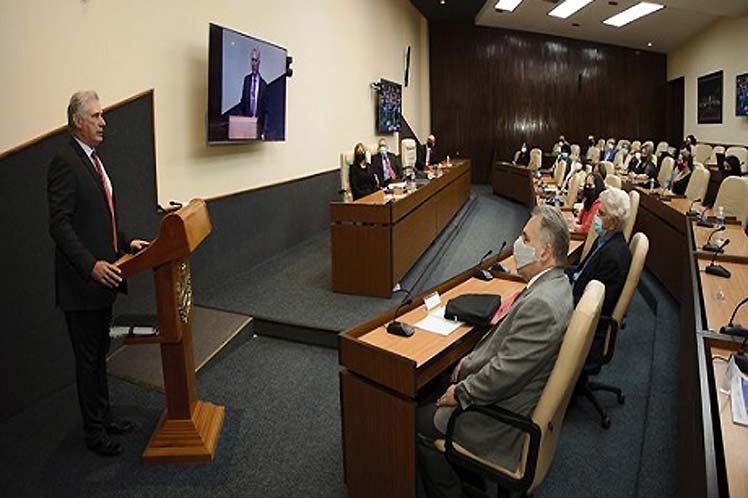 Presenta presidente de Cuba tesis doctoral sobre gobierno y ciencia