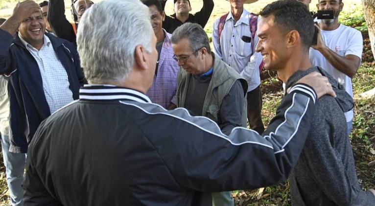 Díaz-Canel prosigue en Manzanillo recorrido por municipios