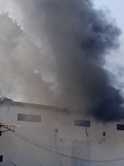 Alrededor de las 2:30 de la tarde del sábado se produjo un incendio en los almacenes de la Comercializadora ITH Varadero. Foto: Telebandera/Facebook.