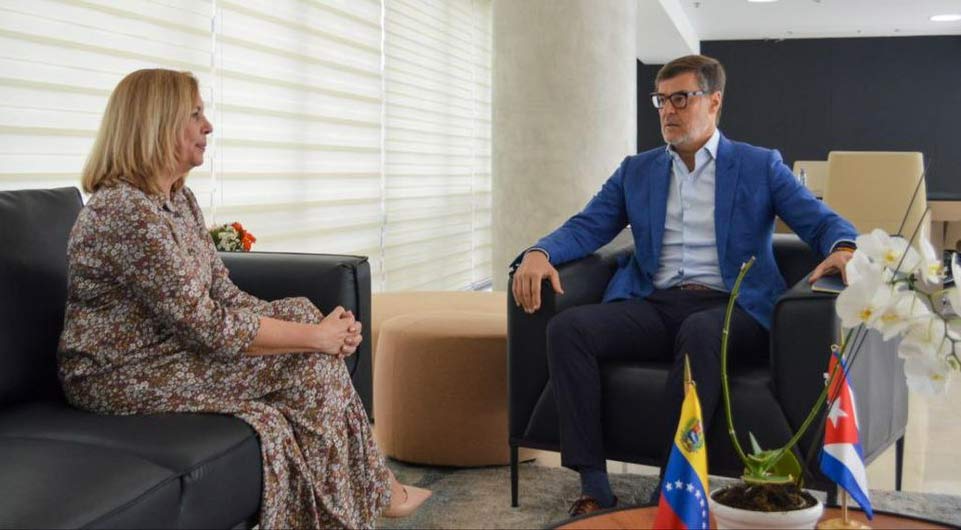 secretario general del ALBA-TCP Félix Plasencia junto a la viceministra de Relaciones Exteriores de Cuba, Josefina Vidal.