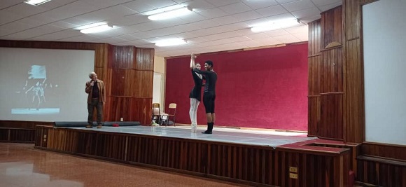 En esa ocasión, tuvo lugar el Espectáculo Didáctico “Un encuentro con la danza, la técnica, la expresión y sus estilos”, a cargo del Dr. Miguel Cabrera, historiador del Ballet Nacional de Cuba, con la participación de los bailarines Nadila Estrada y Alejandro Alderete. Foto: BNC.