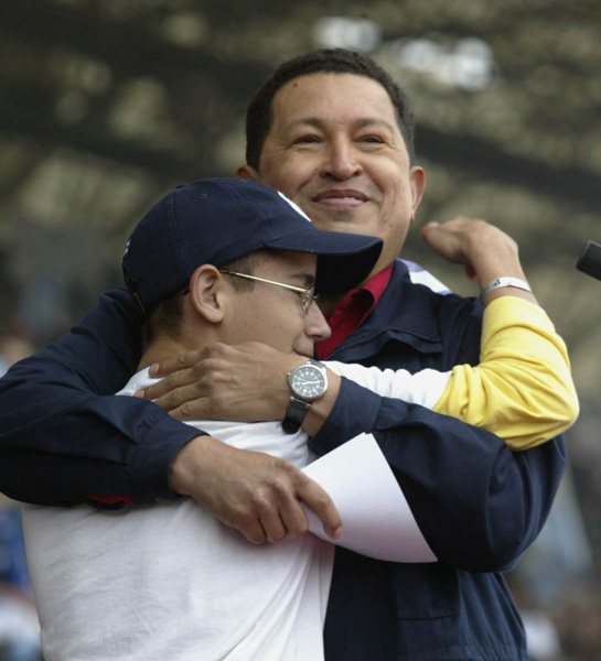 Chávez y Lazarito, pionero cubano en Cumbre de los Pueblos de Mar del Plata. Foto: Ismael Francisco/ Cubadebate.