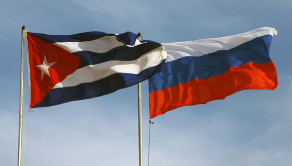 banderas de Cuba y Rusia