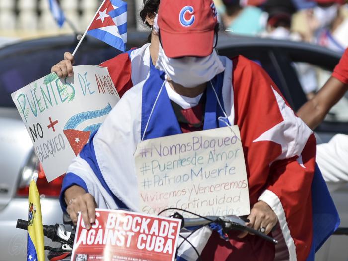 Banner alegórico al bloqueo contra Cuba