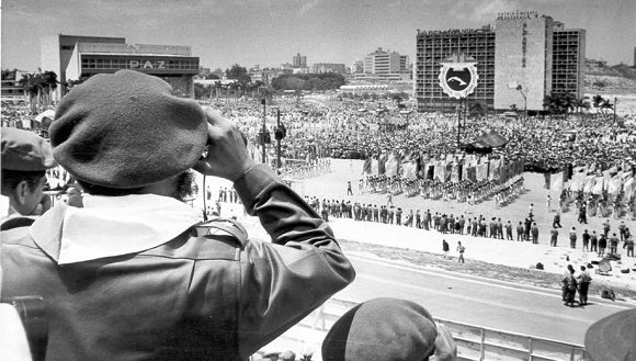 Preside el desfile y concentración popular por el Día internacional de los trabajadores, los cuales se extendieron por 14 horas. primer primero de mayo socialista, Plaza de la Revolución José Martí de la Habana. Foto: Alberto Korda