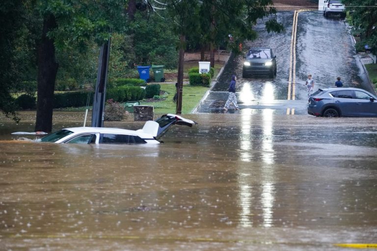 Milton se ha cobrado varias vidas y ha dejado más de tres millones de hogares sin luz en Florida. Foto: AP