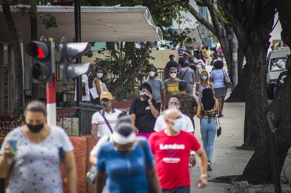 Personas transitando por la calle 23 