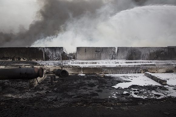 Área del primer tanque incendiado. Los bomberos aplican espuma para sofocar completamente el incendio. Foto: Irene Pérez/ Cubadebate.