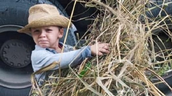 Liam Ernesto escogió camisa, botas y sombrero para protegerse del sol y preguntó qué le tocaría llevar.