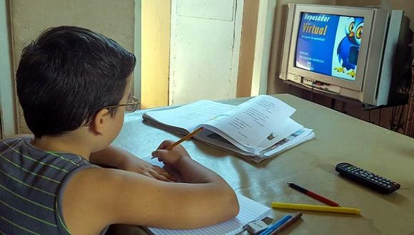 Niño cubano en teleclases