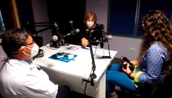 La doctora en Ciencias María Guadalupe Guzmán y el doctor Carlos Fonseca Gómez en El podcast de Cubadebate. Foto: Cubadebate.