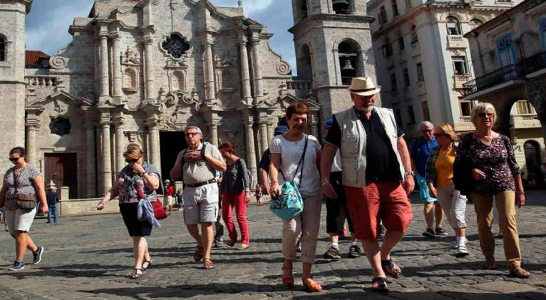 Turistas en Cuba