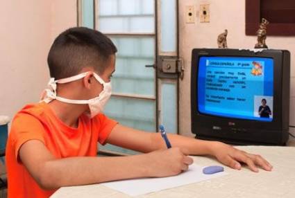 Niño cubano en teleclases