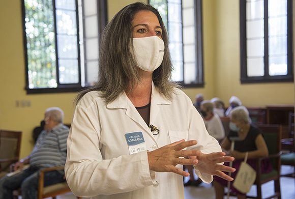 “En este momento tenemos un grupo de vacunatorios que están funcionales, y este número va a crecer en días venideros”, Lic. Beatriz Paredes Moreno, investigadora promotora del Instituto Finlay de Vacunas. Foto: Irene Pérez/ Cubadebate.